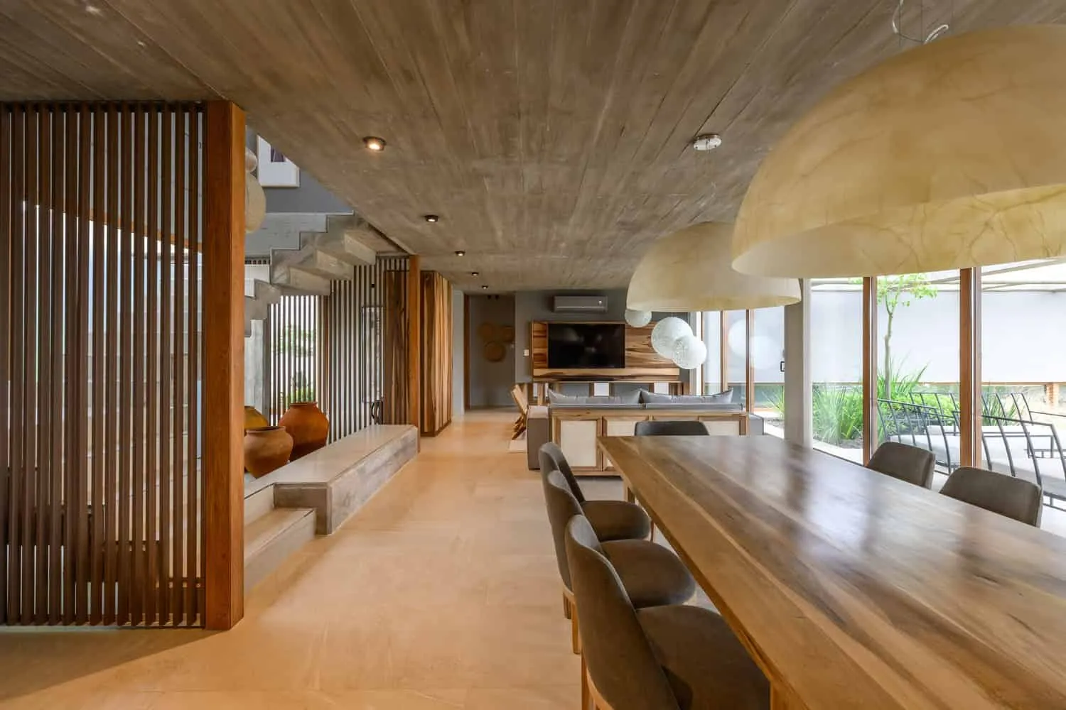 House G Dining to Living Stair Screens von Karlen + Clemente House G von Karlen + Clemente – Verbindung zwischen Essbereich und Wohnzimmer durch Treppenabschirmungen, Río Tercero