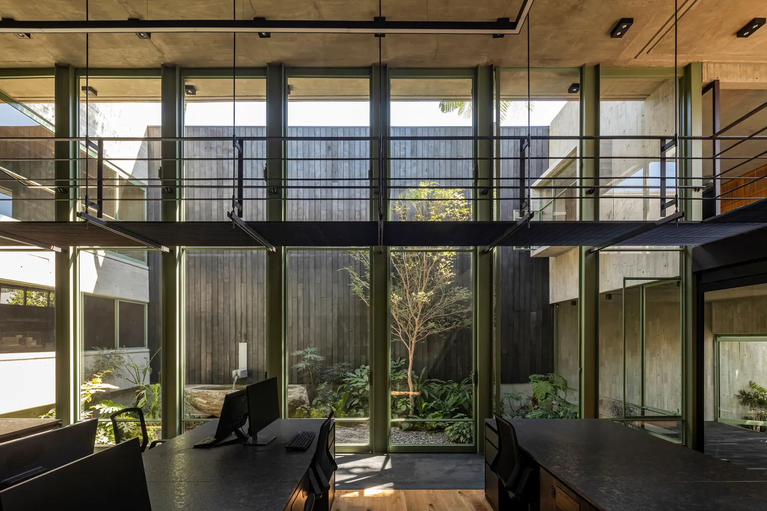 Di Frenna Arquitectos设计的Di Frenna Architects Atelier内部通道 位于科利马市的Di Frenna Architects Atelier内连接不同工作区的内部通道