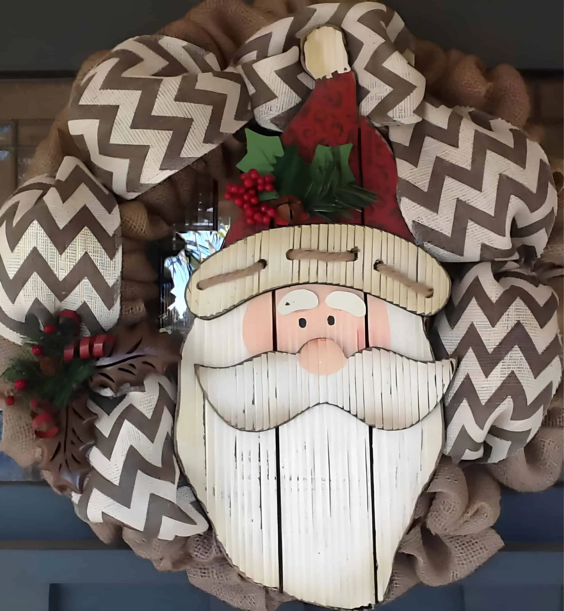 Santa-Burlap-Ranke mit Chevron-Schleife Weihnachtsranke aus Jute mit Chevron-Schleife und einem rustikalen Santa-Gesicht