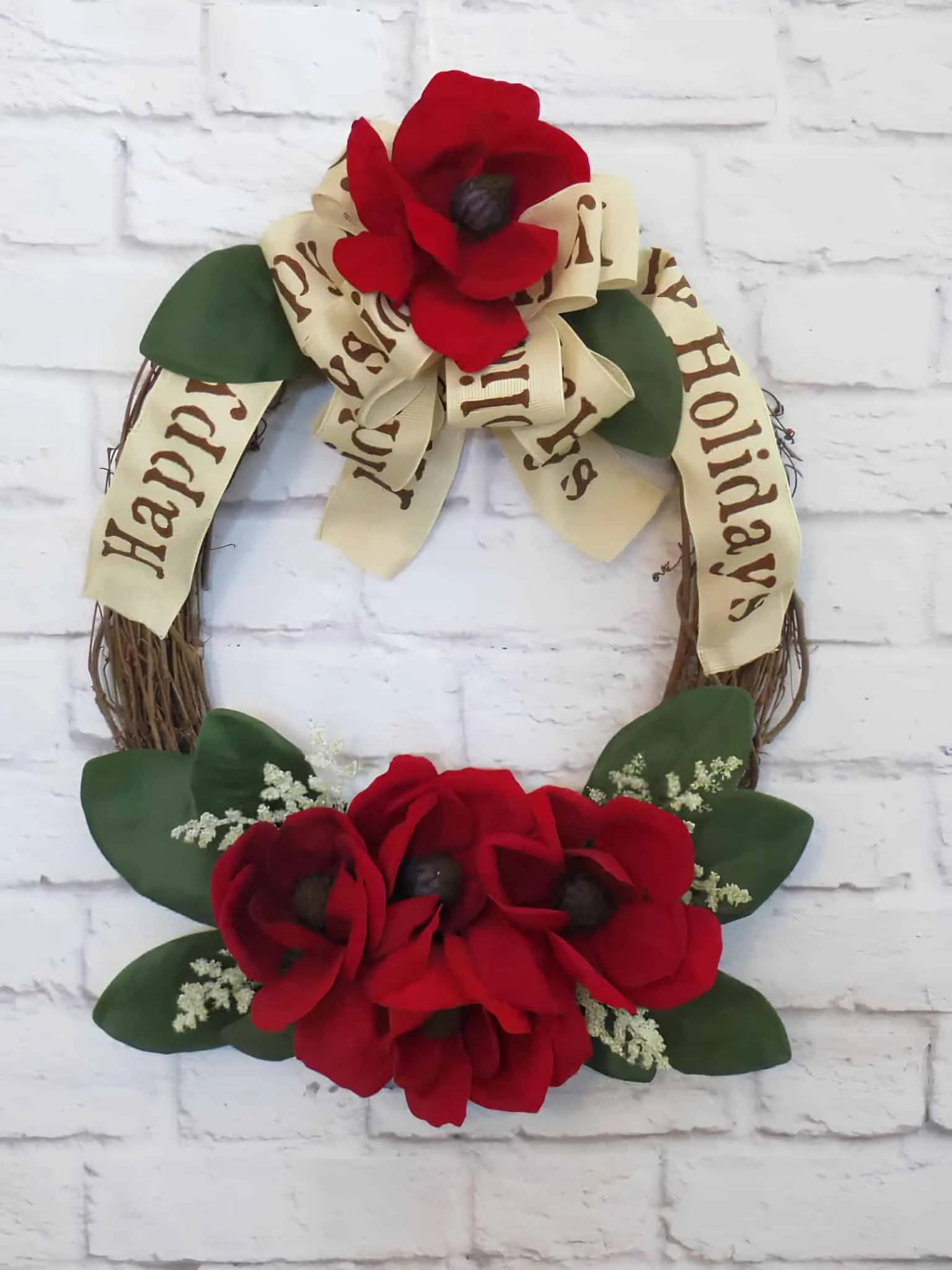 Magnolia Floral Holiday Wreath Weihnachtskranz mit Magnolienblüten, Feiertagsbändern und roten Blumenakzenten