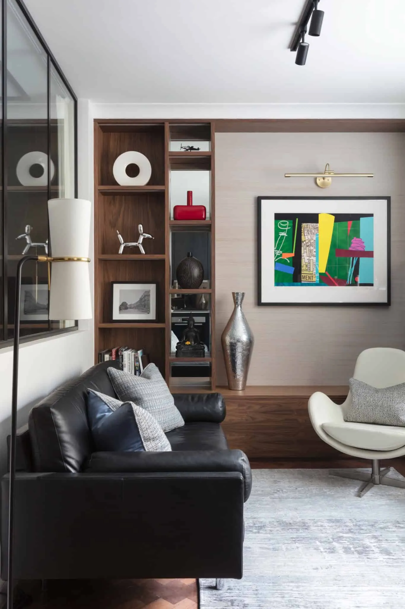 Pied-à-Terre in Regents Park – Regale und Kunstwerke im Wohnzimmer von Shanade McAllister-Fisher Design Pied-à-Terre in Regents Park von Shanade McAllister-Fisher Design – Regale und Kunstwerke im Wohnzimmer, London