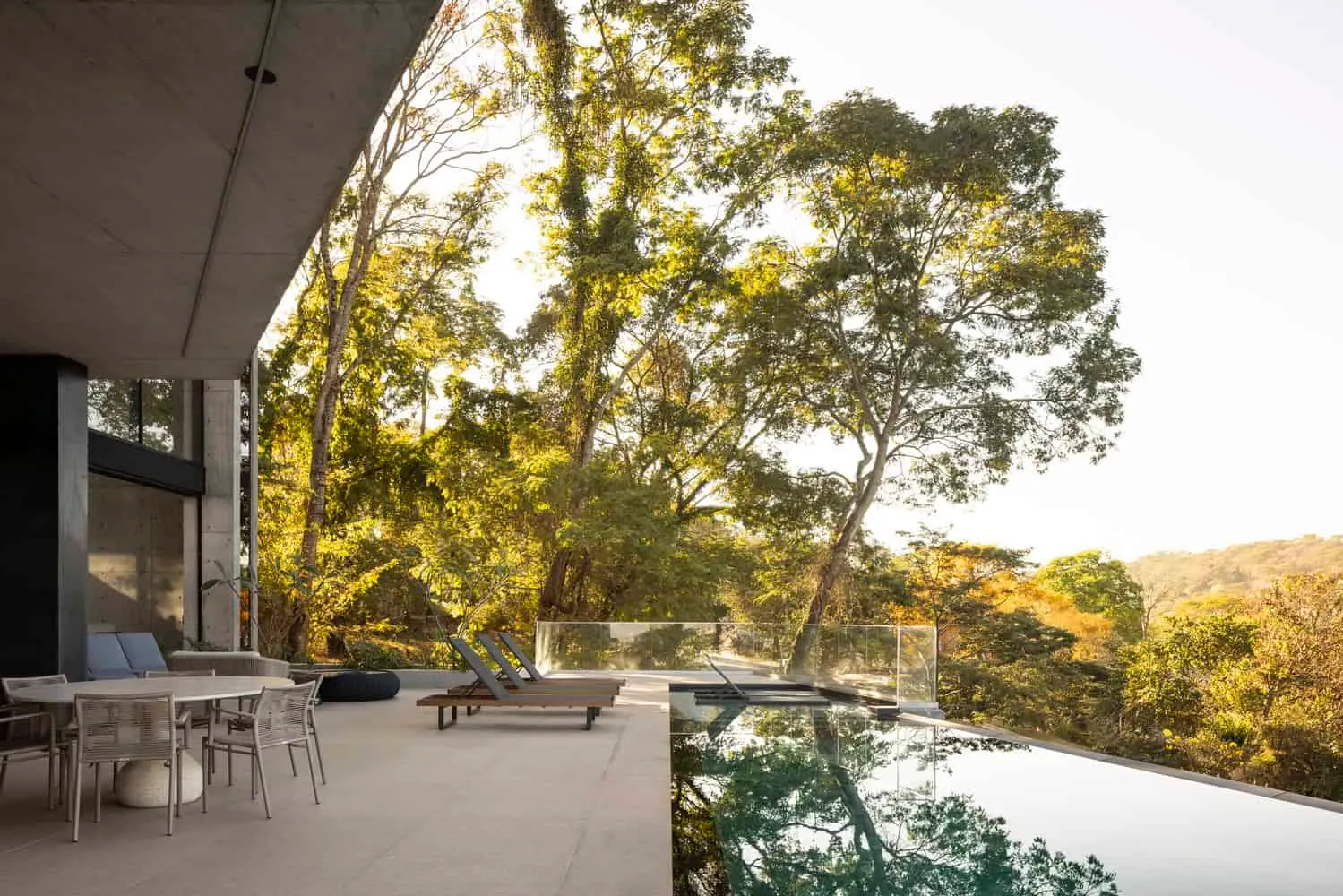 Dayala e Rafael Arquitetos Associados द्वारा गोइआनिया में Concreto House का पूलसाइड दृश्य