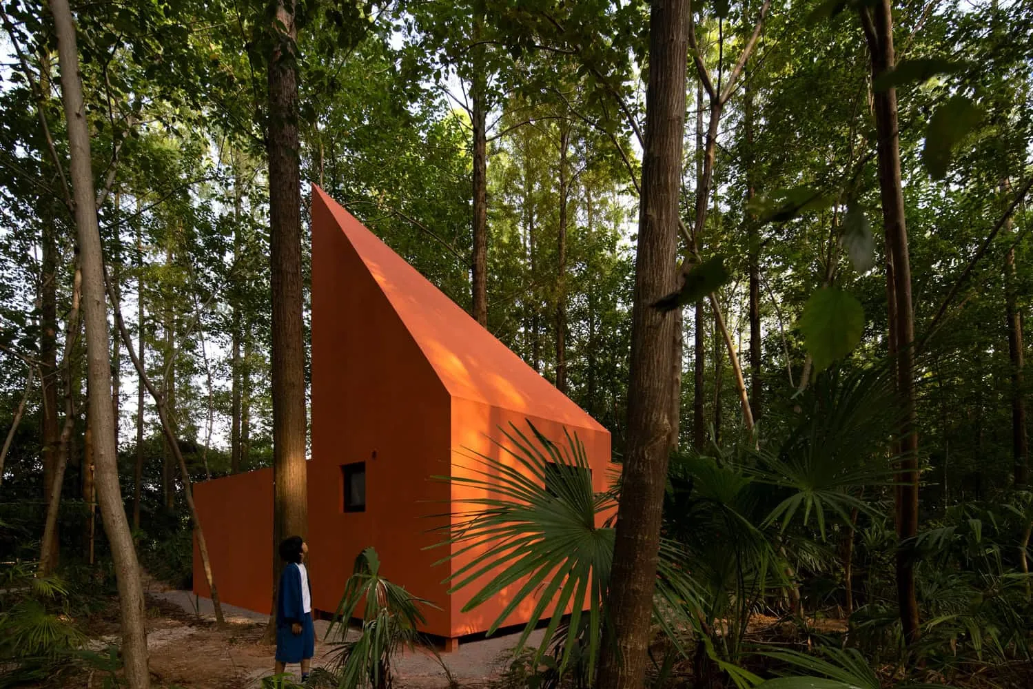चीन में Wiki World + Advanced Architecture Lab द्वारा Merryda Wiki World-Secret Camp में जंगल में स्थित नारंगी रंग का मूर्तिकारीय केबिन