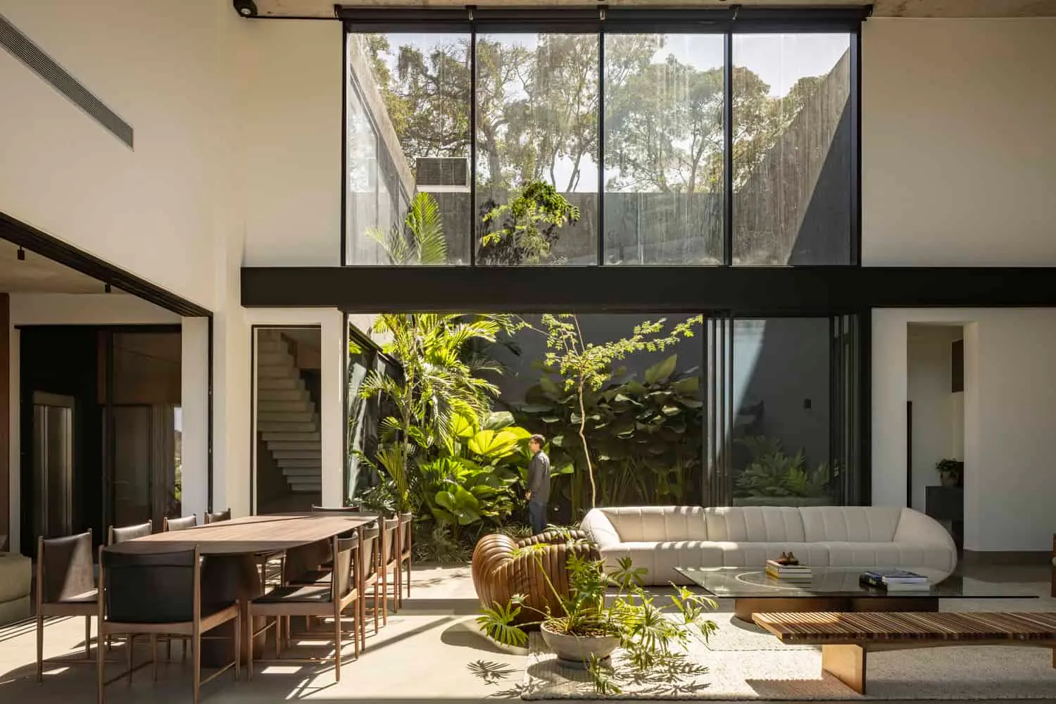 गोइआनिया में Dayala e Rafael Arquitetos Associados द्वारा डिज़ाइन किया गया Concreto House का आंतरिक बगीचा एवं आंगन