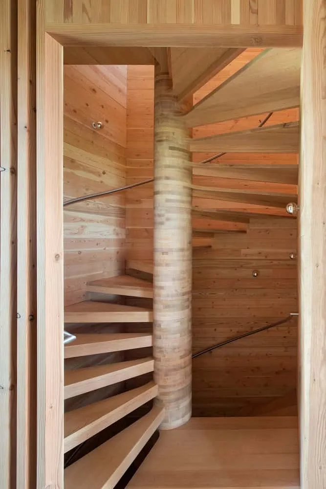 Bates Masi + Architects द्वारा डिज़ाइन की गई Mohegan Trail Residence की लकड़ी से बनी सर्पिल सीढ़ियाँ