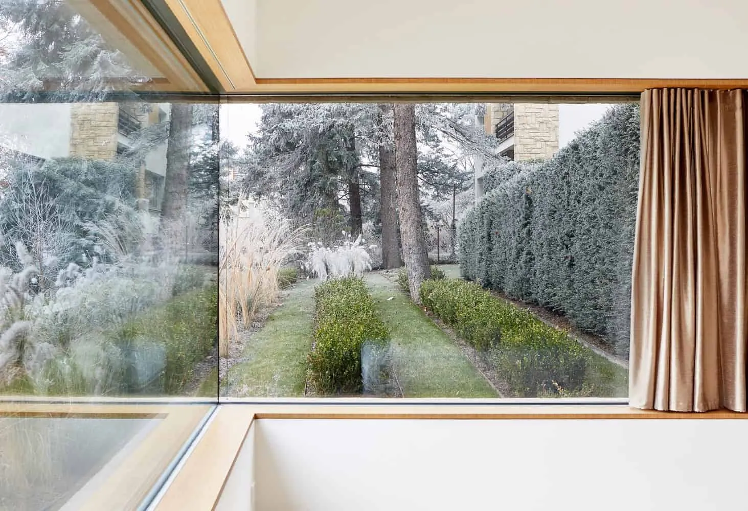 Villa Vista: Gefasstes Gartentor von Znameni Ctyr Architekti Großes gefasstes Fenster in der Villa Vista von Znameni Ctyr Architekti in Prag mit Ausblick auf den Garten