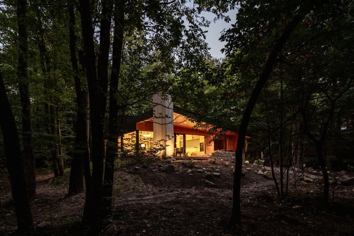 हंगरी में Pyxis Nautica + Hello Wood द्वारा Monolith Lodge का रात्रि समय का बाहरी दृश्य
