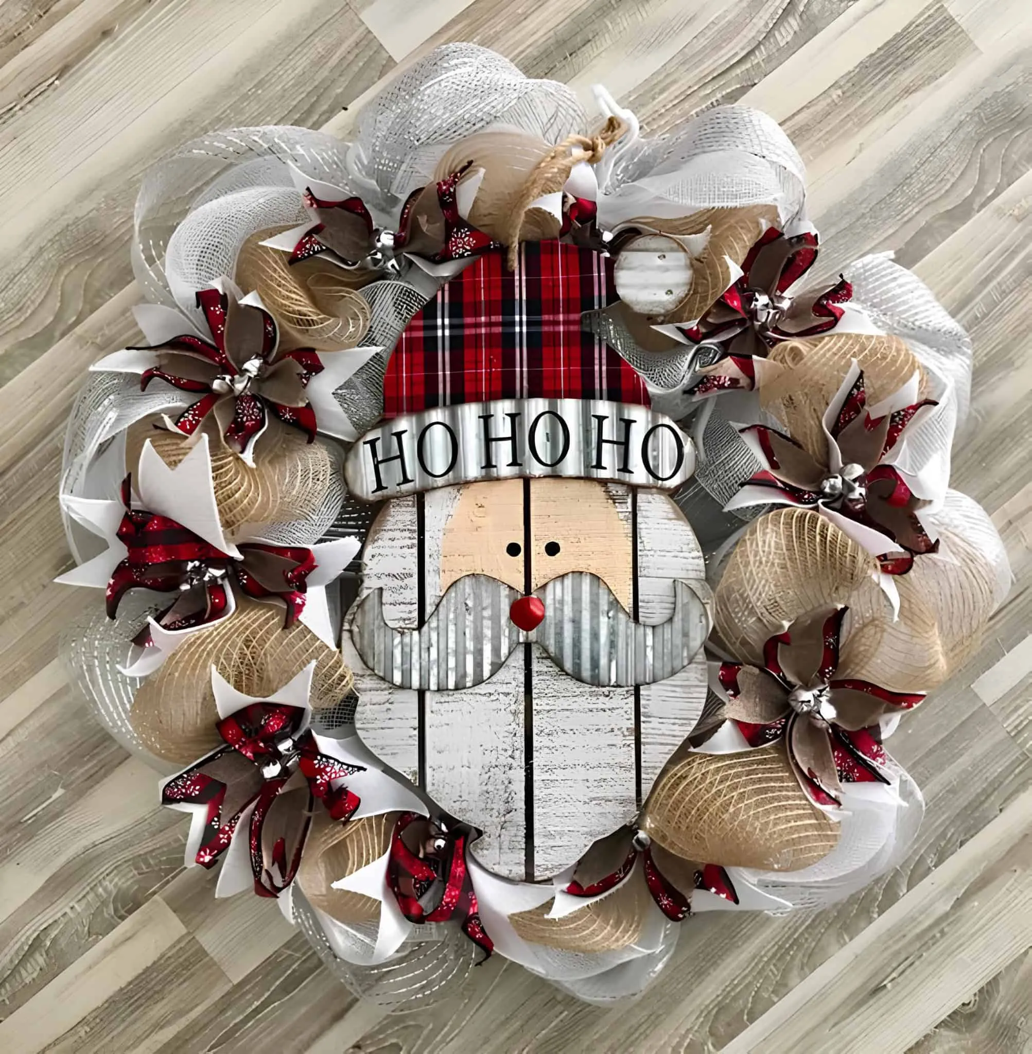 Santa Ho Ho Ho Ribbon Christmas Wreath Rustikale Krone mit Santa-Gesicht, kariertem Hut, Bändern und dem Schriftzug Ho Ho Ho