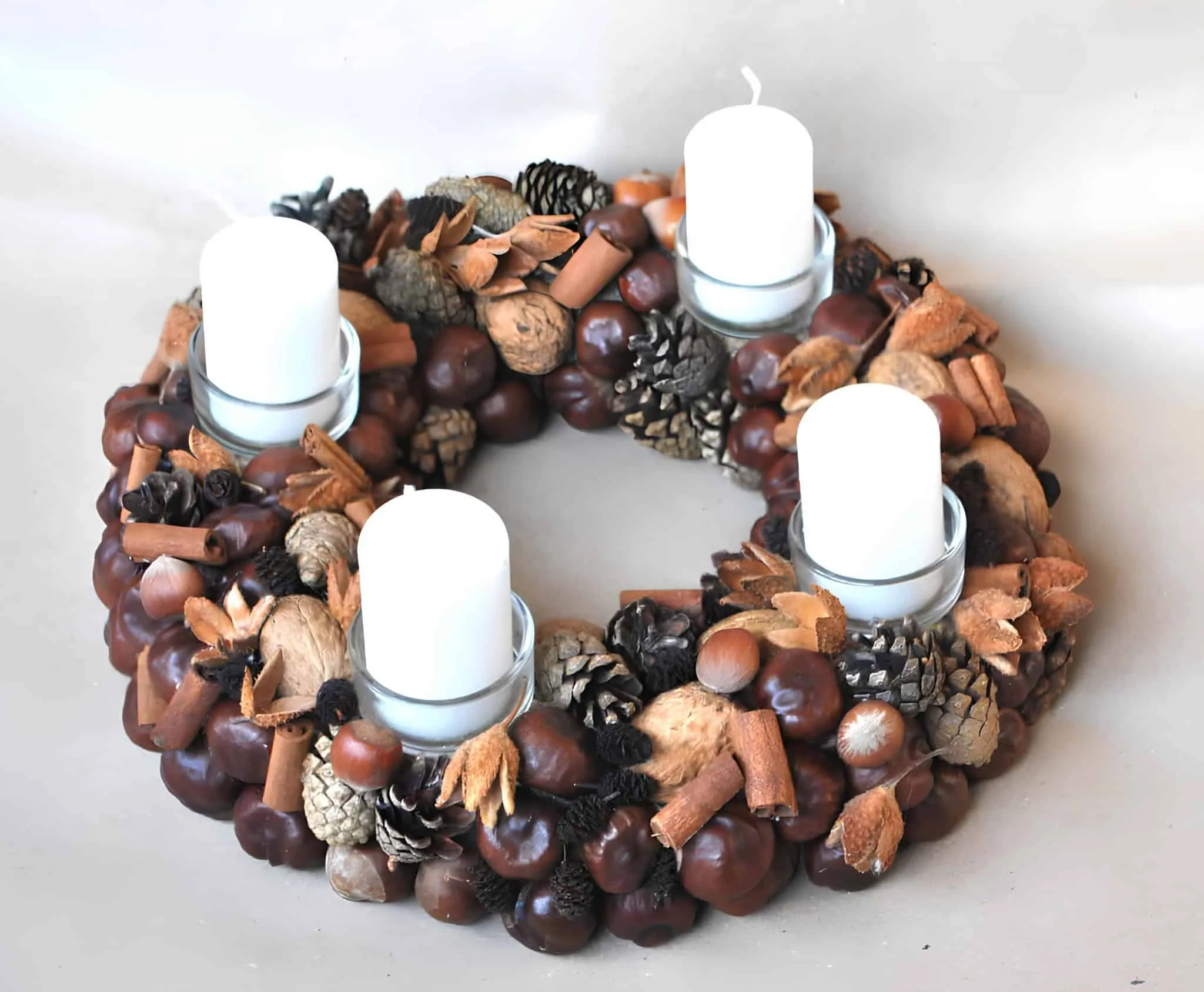 Naturliche Adventkranz aus Kerzen Adventkranz aus Kiefernzapfen, Nüssen, Zimtstangen und weißen Kerzen