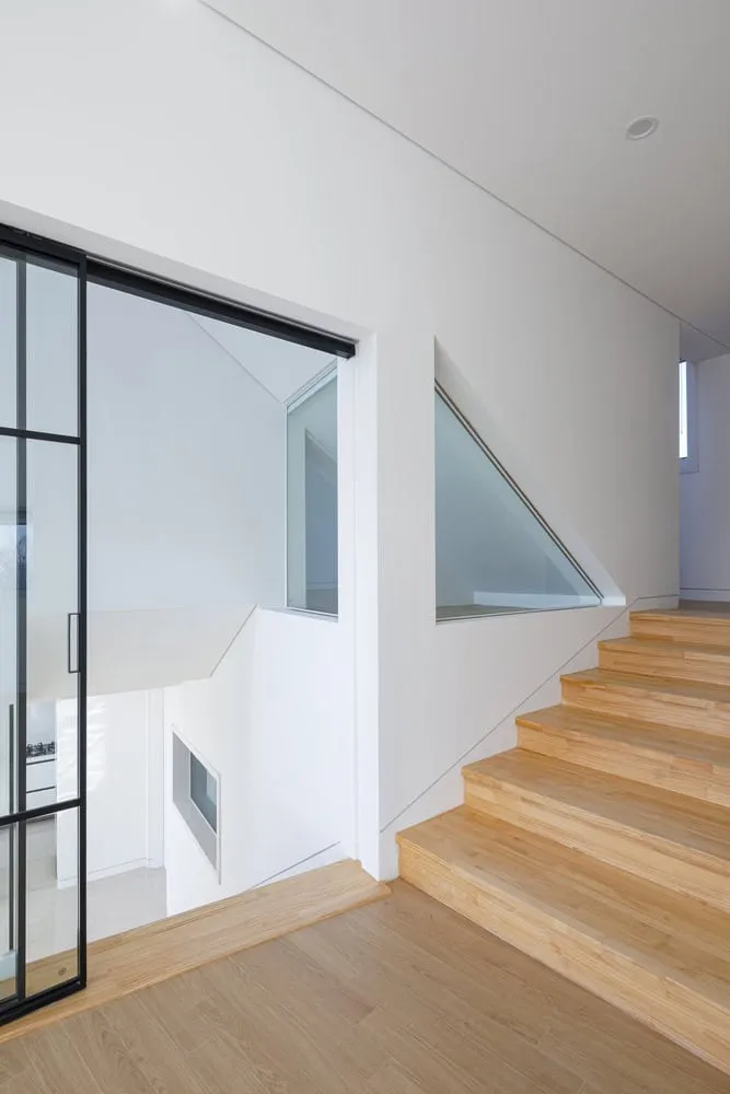 Pacific Residence Split Level Stair Landing by Moon Hoon Pacific Residence by Moon Hoon – Treppenlandeigang auf mehreren Ebenen mit Innenverglasung in Seogwipo