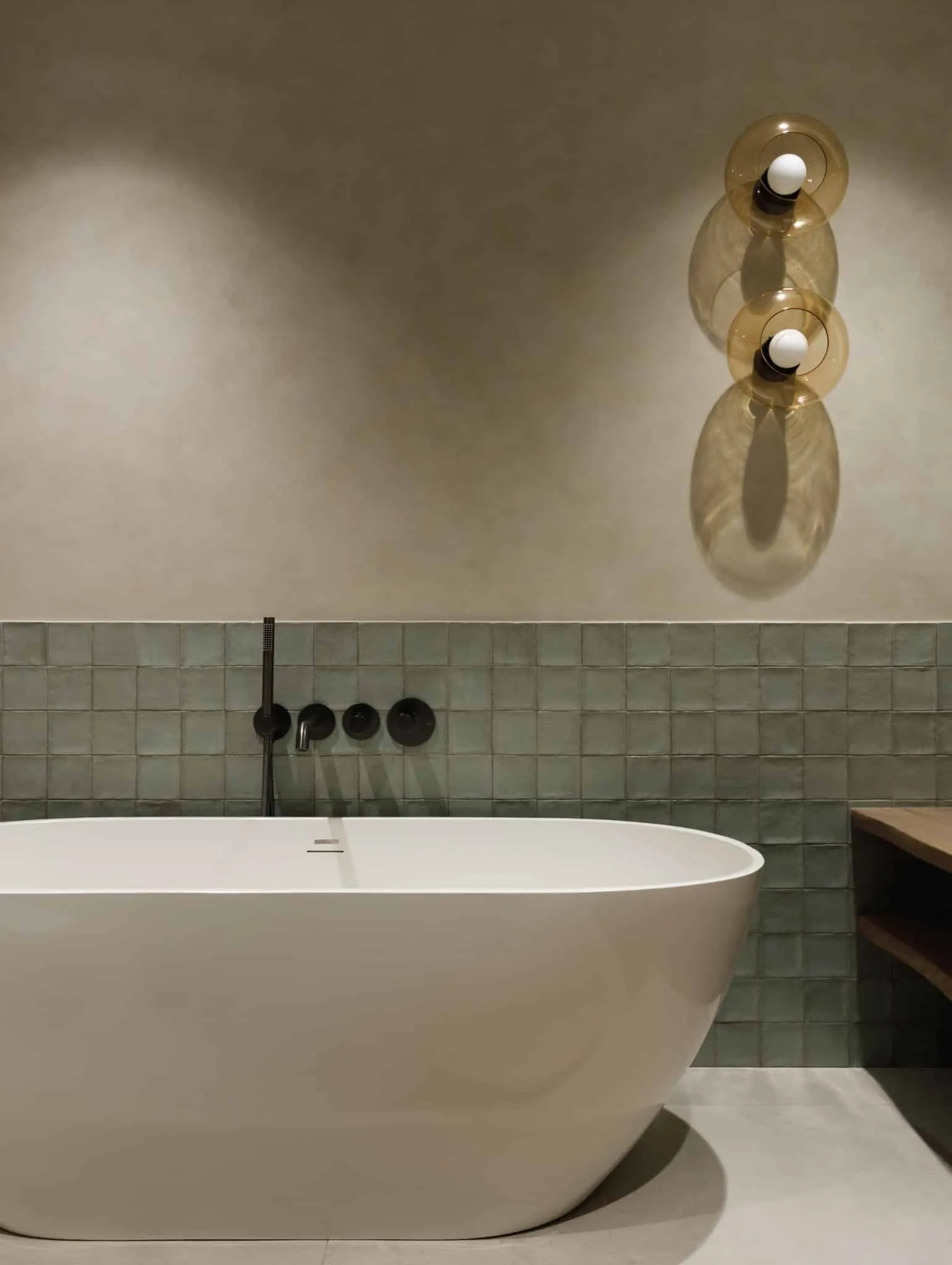 Badezimmer mit grünen Fliesen und Freistehendem Bad in der Lesoparkovy-Wohnung von STARIKOVA.ARCHITECTS Modernes Badezimmer mit Freistehendem Bad und Wänden aus grünen Fliesen in der Lesoparkovy-Wohnung von STARIKOVA.ARCHITECTS in Chelyabinsk