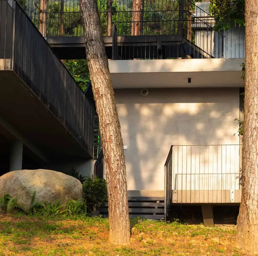 Eingangsterrasse des Tam Dao Retreat House mit sonnendurchfluteter Fassade von Idee architects Eingangsterrasse des Tam Dao Retreat House von Idee architects mit sonnendurchfluteter Fassade in Tam Dao, Vietnam