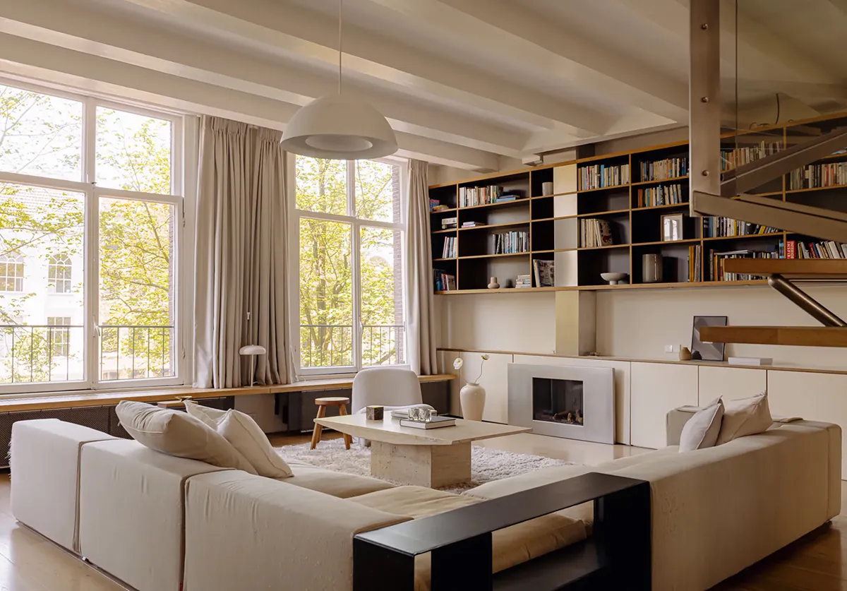 Piękne otoczenie i nowoczesny design: mieszkanie w domu nad kanałem w Amsterdamie