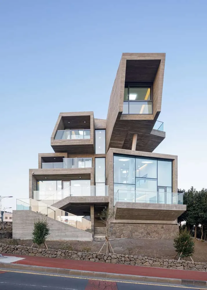 Pacific Residence Seafront Cantilevered Facade by Moon Hoon Die über das Meer ragende Fassade des Pacific Residence von Moon Hoon in Seogwipo