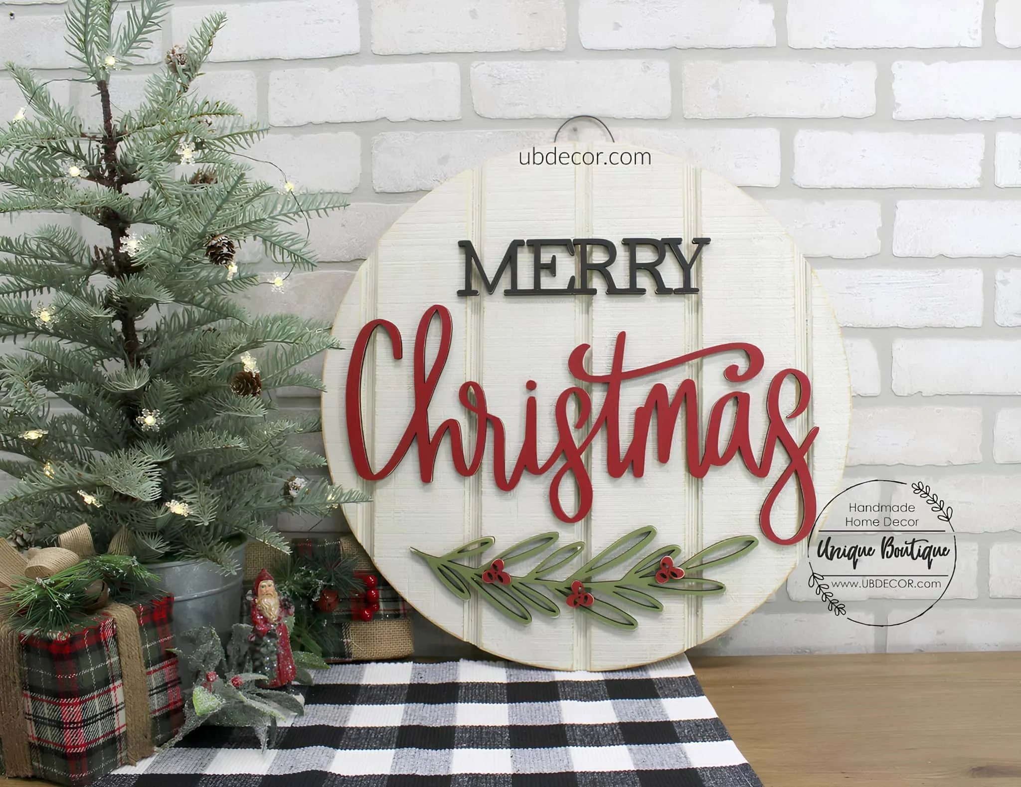 Runder Holzschild mit ‚Frohe Weihnachten‘-Schrift und Stechpalme Runder Holzschild mit mehrschichtigem ‚Frohe Weihnachten‘-Schriftzug und Stechpalme