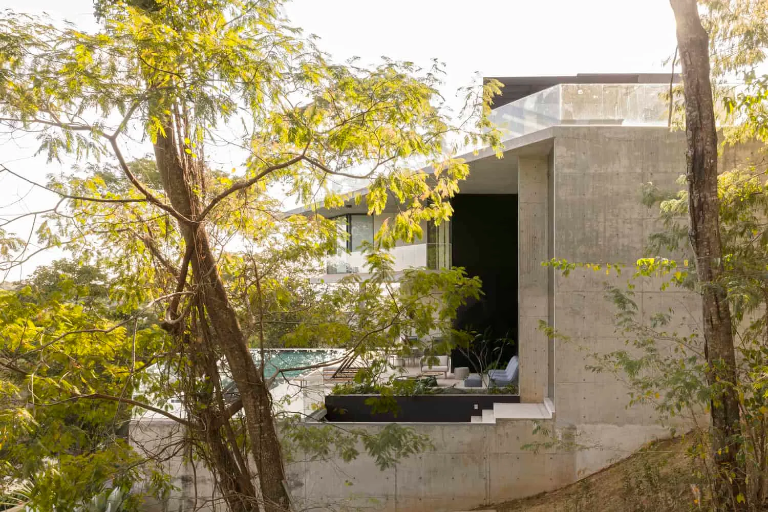 Dayala e Rafael Arquitetos Associados द्वारा गोइआनिया में स्थित Concreto House का जंगल की ओर वाला ऊपरी हिस्से का चित्र