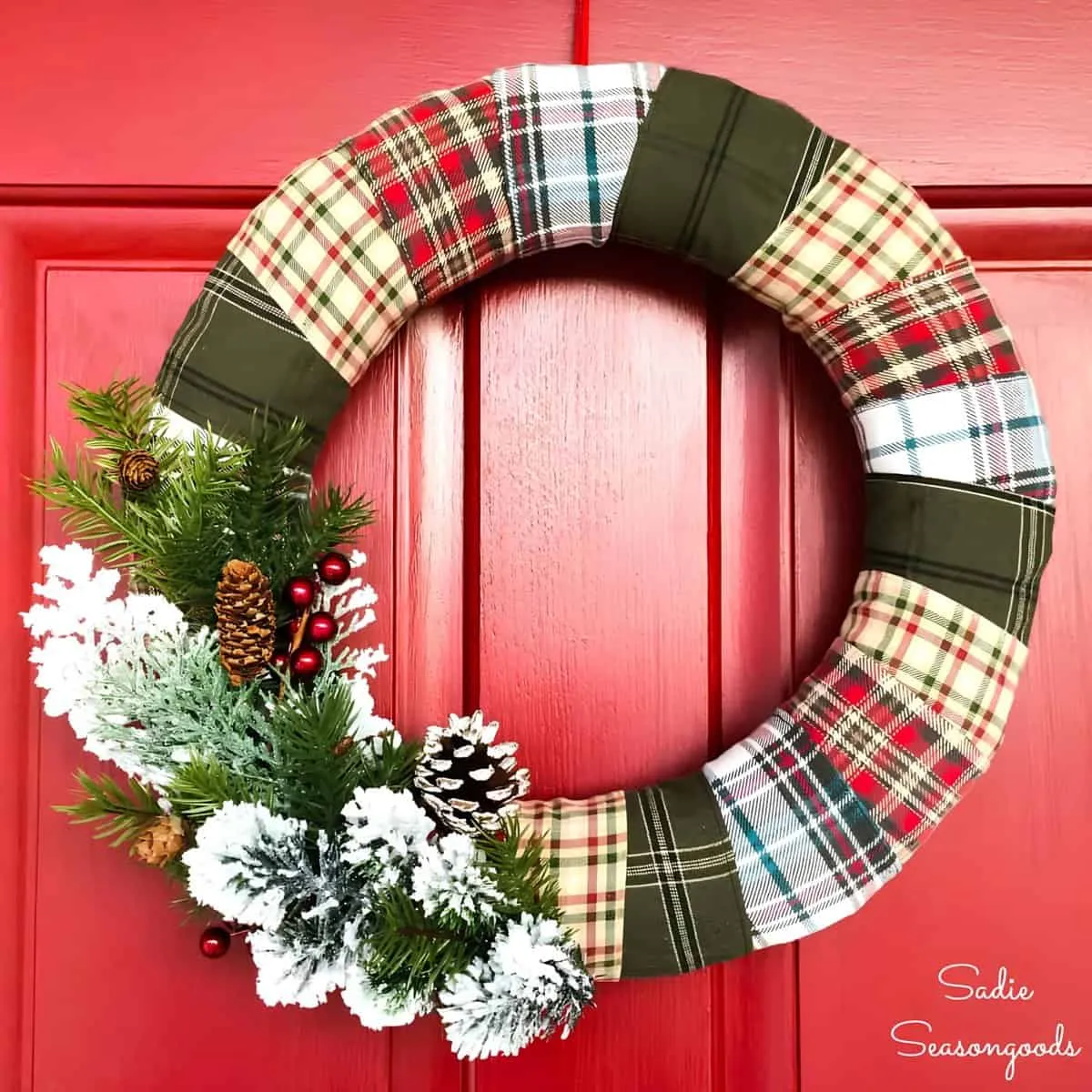 Patchwork Plaid Christmas Wreath Weihnachtskranz aus Patchwork-Karostoff mit Pflanzen, schneeverwehten Kiefernzapfen und roten Beeren