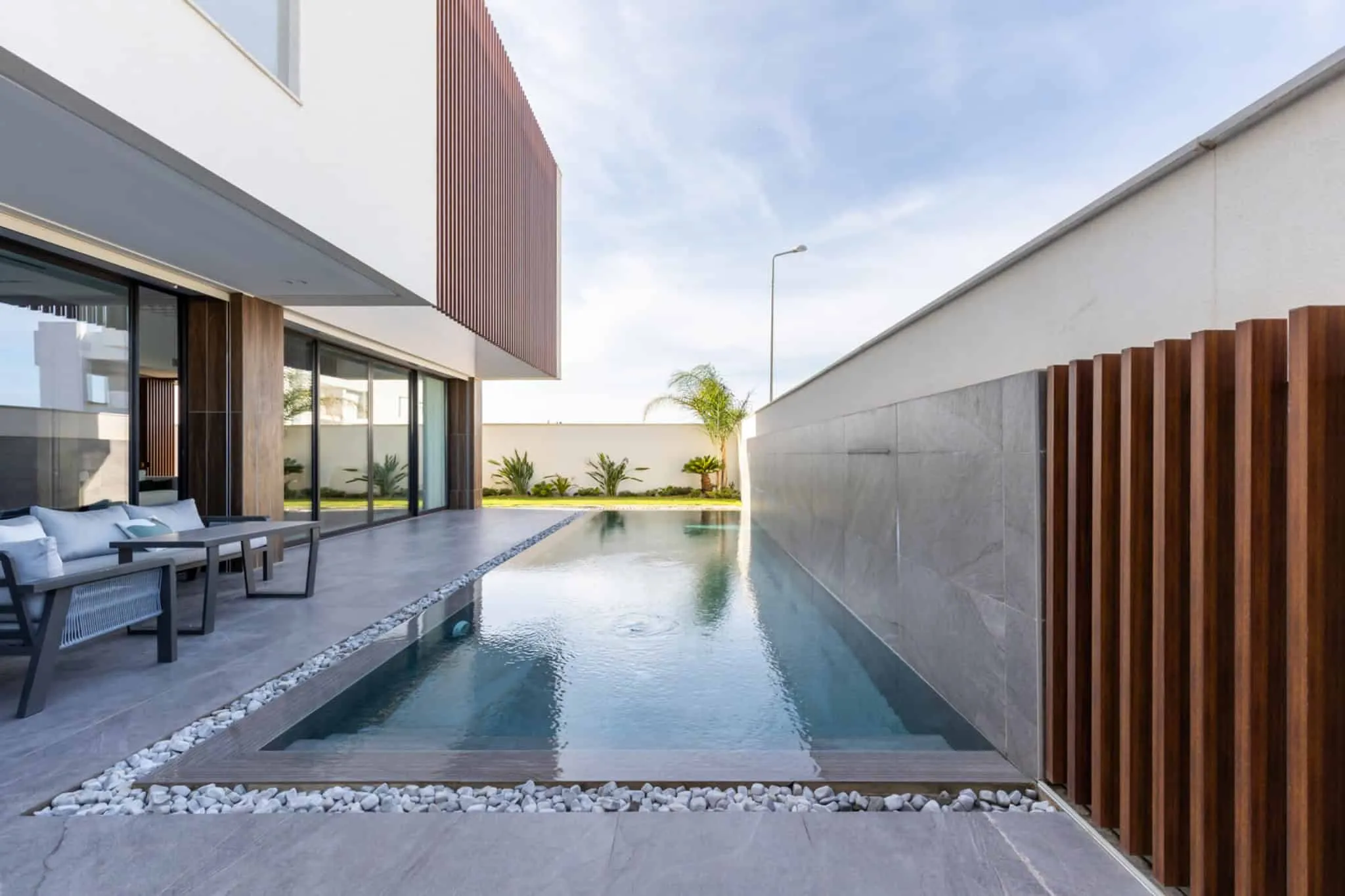 Tagesansicht des Pools von Villa H von ARK-architecture Tagesansicht des Schwimmbeckens von Villa H von ARK-architecture in Tunis, Tunesien