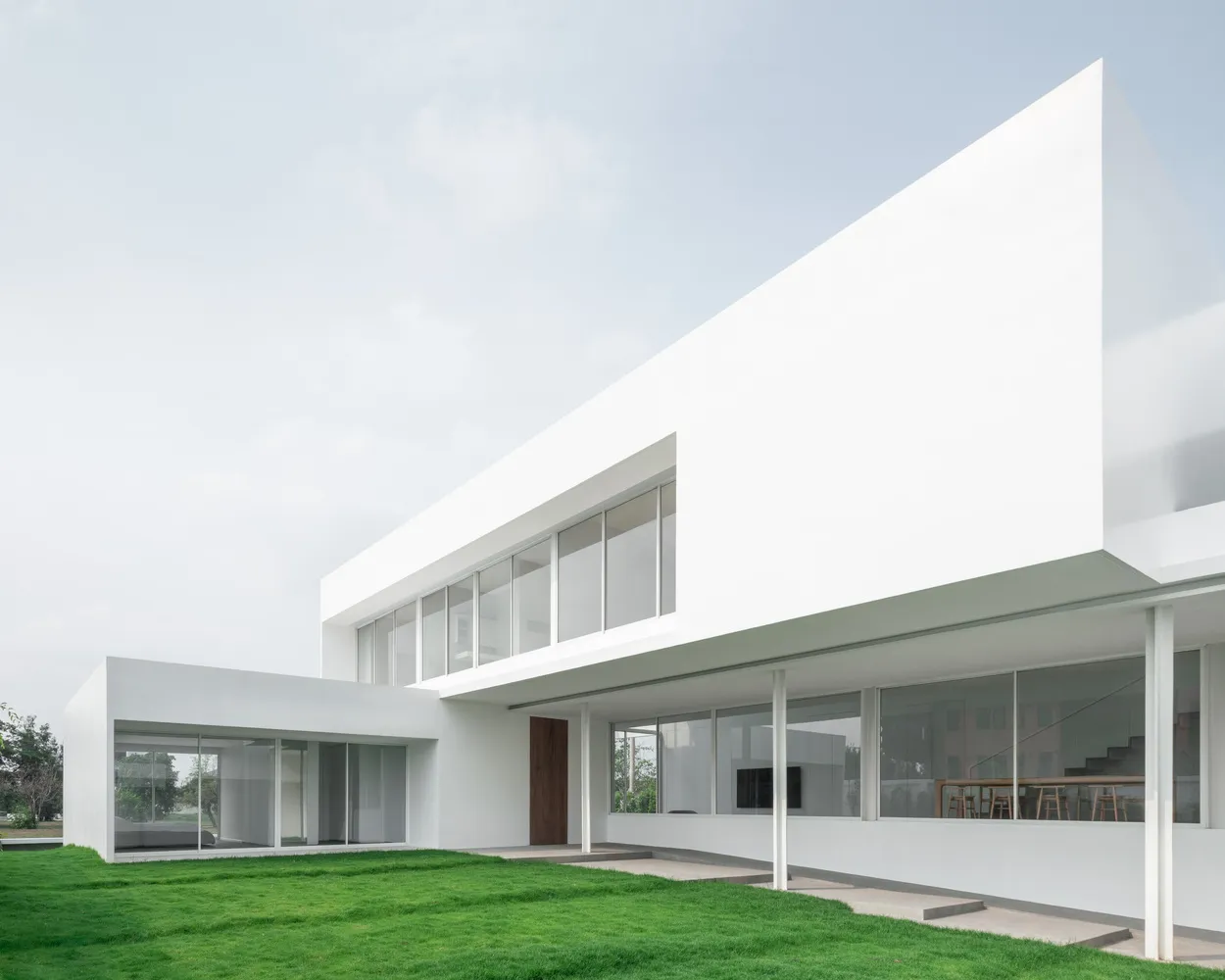 CORE Cluster设计的Lucent House主花园立面草坪 泰国帕南地区CORE Cluster设计的Lucent House主花园立面景观