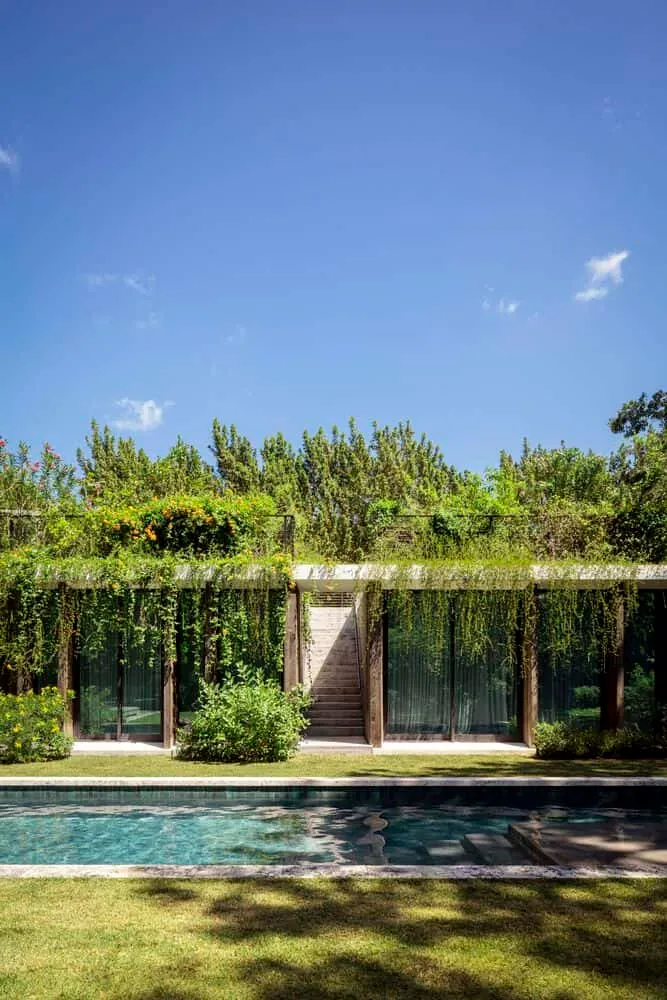 KIAORA Courtyard Pool View by STRANG Ansicht des Pools im Innenhof der KIAORA-Anlage von STRANG in Miami