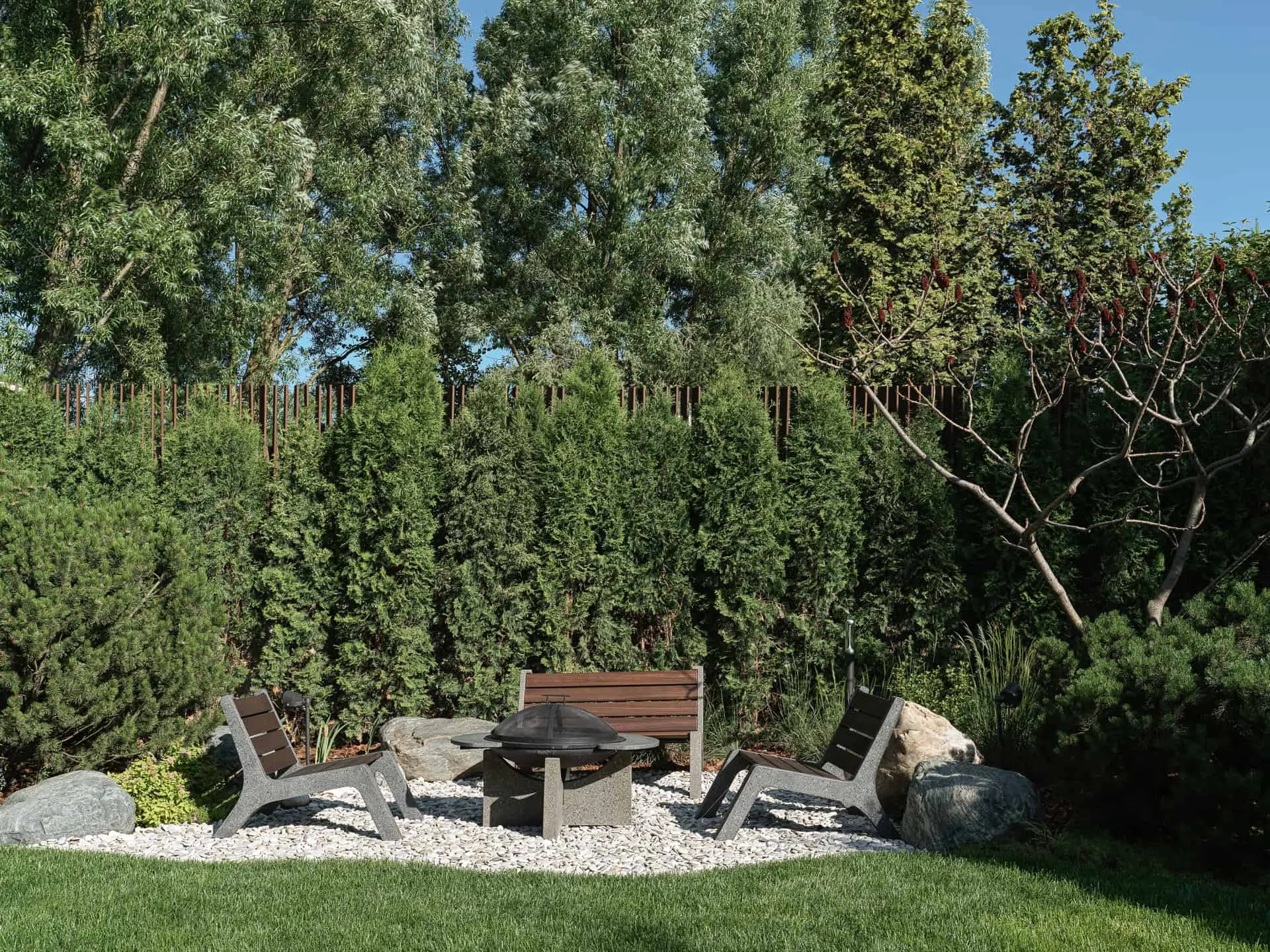 Bright Villa Kyoto Firepit Seating Front by Ekaterina Yakovenko Bright Villa Kyoto von Ekaterina Yakovenko, Frontansicht der Sitzmöbel am Feuerplatz, Russland