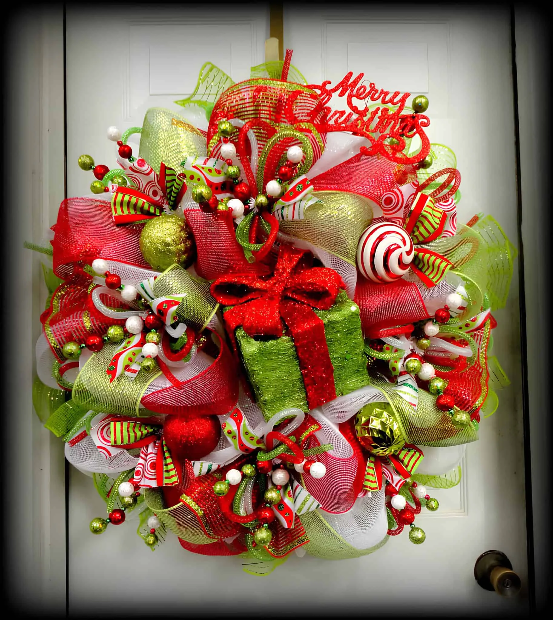 Lime Green Present Ribbon Wreath Festliche Bänderkrone mit glitzerndem limegrünem Geschenkezentrum und roten Akzenten