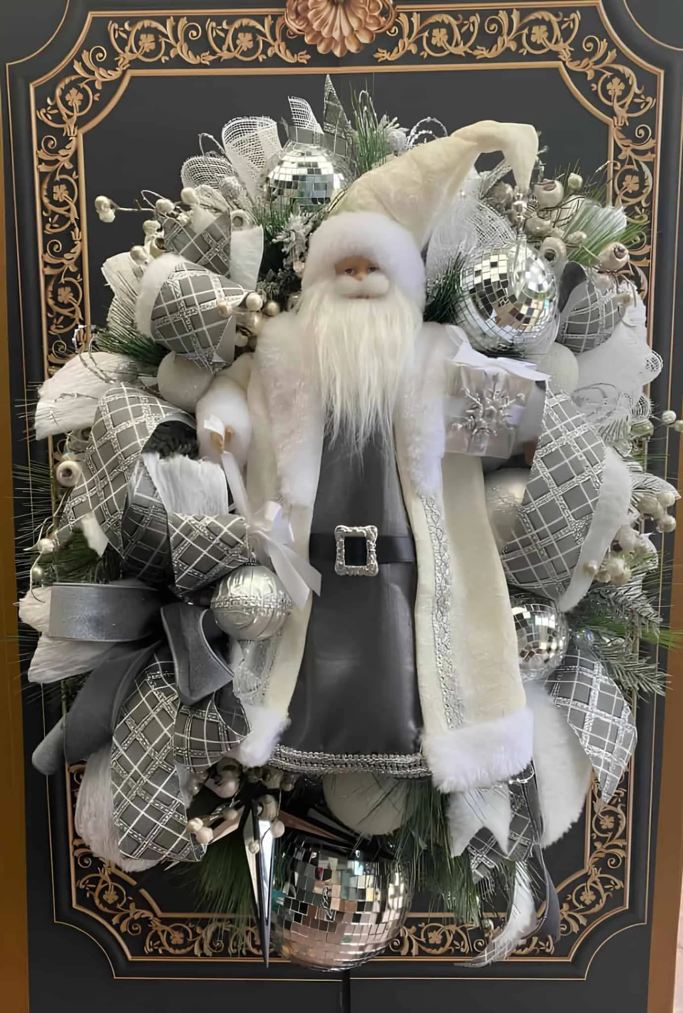 Elegante Silber- und Weihnachtskranz mit Santa Elegante Weihnachtsdekoration mit Santa in Schwarz und Silber, Blumenakzenten sowie festlichen Elementen – perfekt für die Innendekoration zu Feiertagen und Weihnachtsideen.