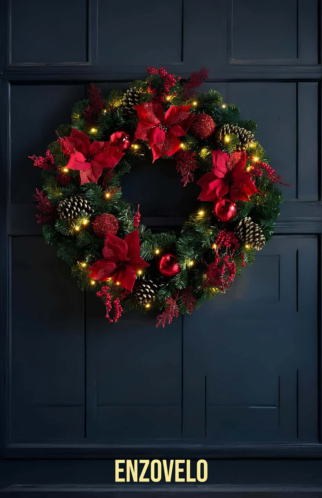 Buffalo-Plaid-Bow-Kiefernkranz Kiefernkranz zum Weihnachtsfest mit Buffalo-Plaid-Bow und Beeren