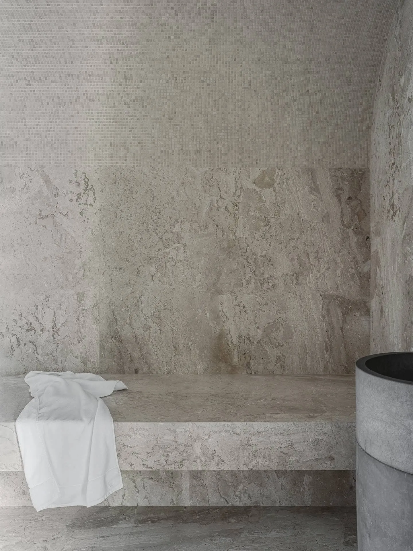 Helle Villa Kyoto – Hammam mit Steinbank von Ekaterina Yakovenko Helle Villa Kyoto von Ekaterina Yakovenko – Hammam mit Steinbank, Russland