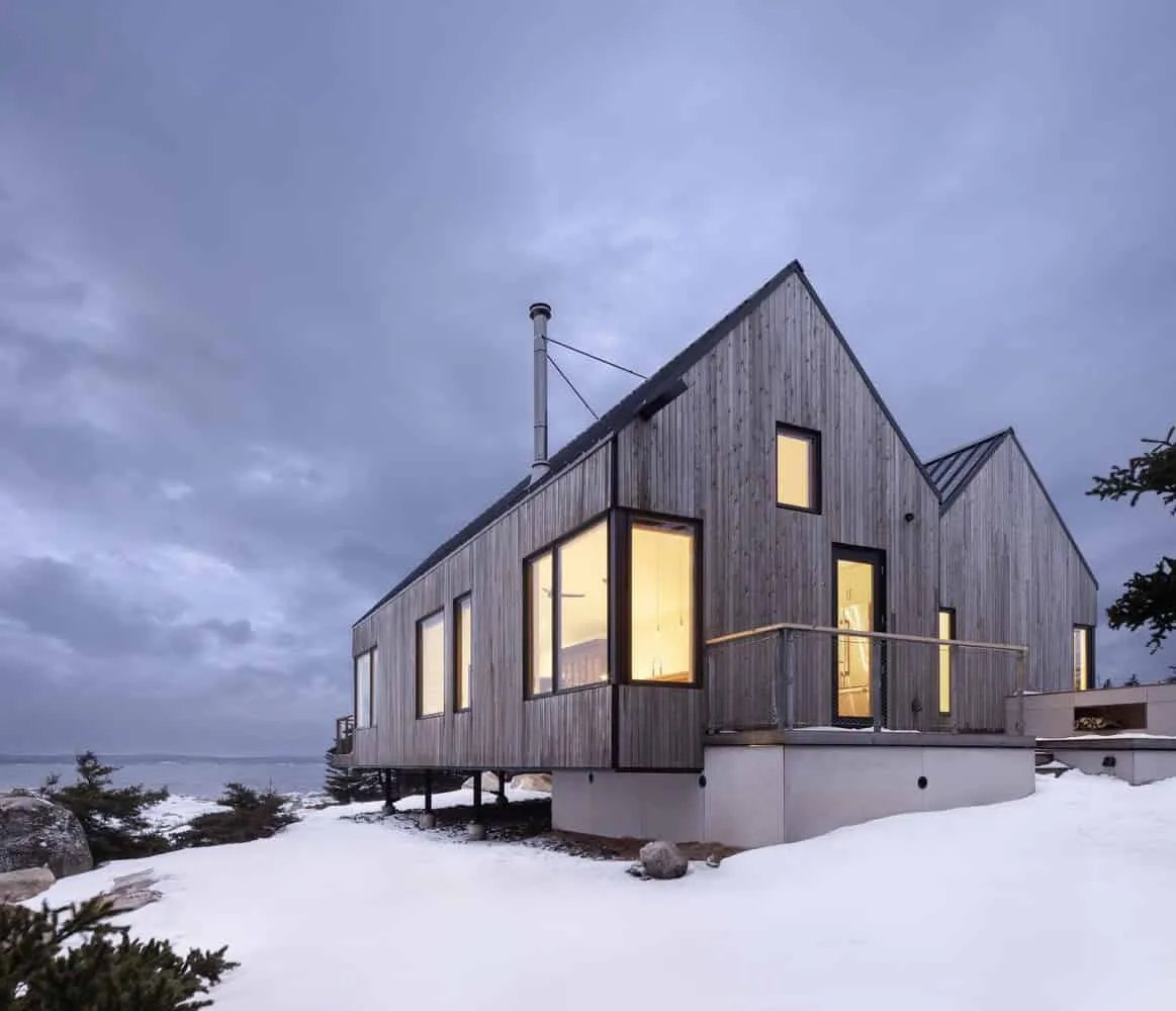 Peter Braithwaite Studio拍摄的《Tide Bound House Evening Gable Corner View》 Peter Braithwaite Studio拍摄的《Tide Bound House》角部视角,展现新斯科舍省印第安港黄昏时分的亮灯山墙末端与大型窗洞