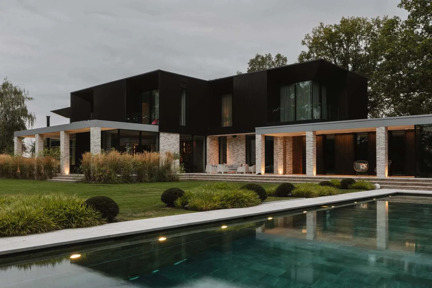 यूनाइटेड किंगडम के बकिंघमशायर में Des Ewing Architects द्वारा डिज़ाइन किया गया Weavers – Seer Green House का पीछे के बगीचे में स्थित पूल वाला फसाड