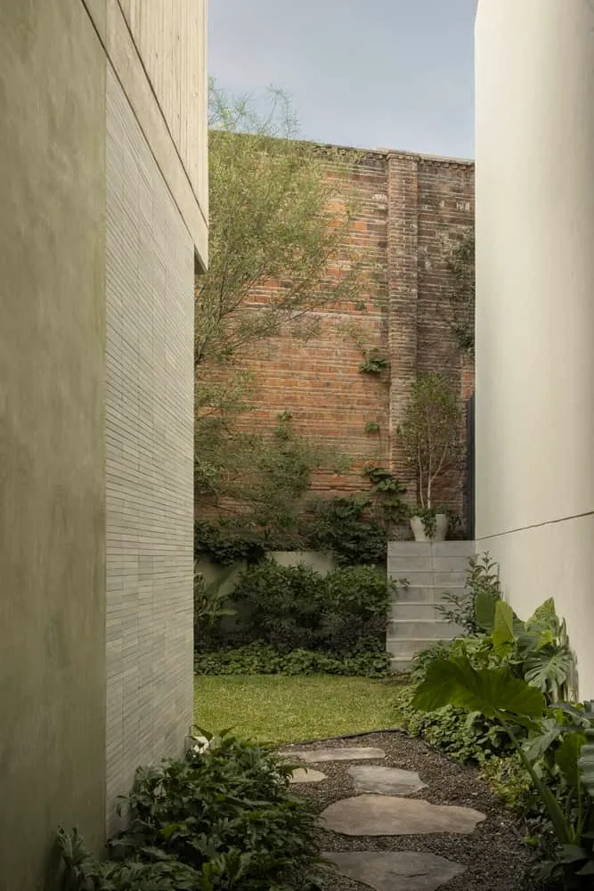 Casa DLCA Holzvorhang von 0studio Arquitectura Detaillierter Blick auf den vertikalen Holzvorhang der Casa DLCA von 0studio Arquitectura in Zapopan, Mexiko