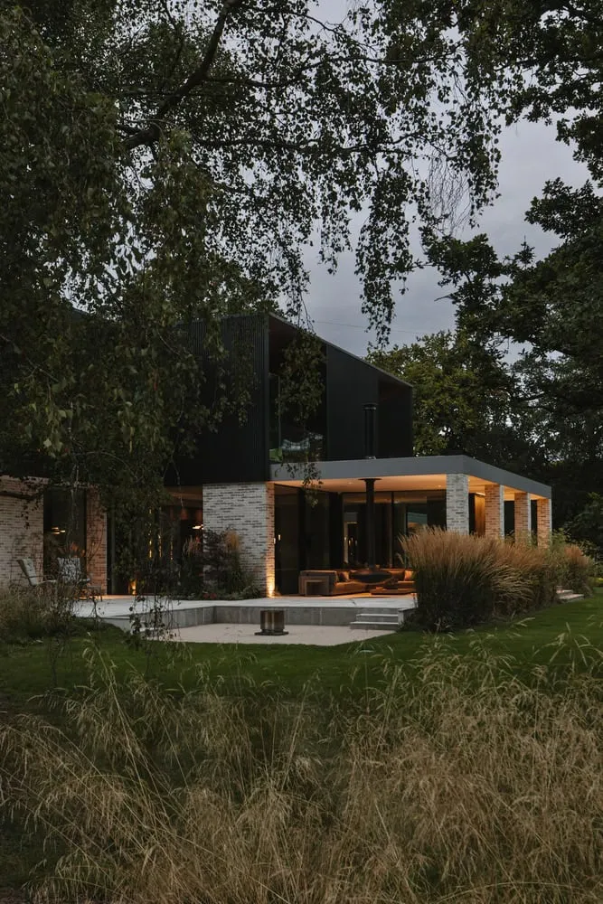 यूनाइटेड किंगडम के बकिंघमशायर में Des Ewing Architects द्वारा बनाया गया Weavers – Seer Green House का बगीचे का टेरेस, संध्या के समय
