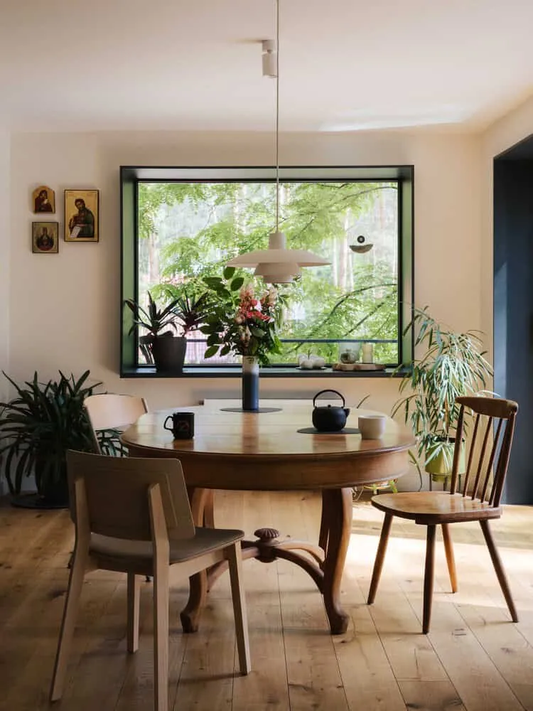 Esszimmer des Skubianka-Hauses mit Waldfenster von SZCZ Jakub Szczesny Esszimmer im Skubianka-Haus von SZCZ Jakub Szczesny mit großem Fenster mit Ausblick auf den Wald in Skubianka