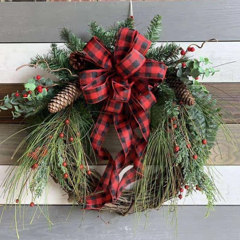Buffalo Check Bow Berry Wreath Kranz aus Buffalo-Check-Band mit roten Beeren und Kiefernzapfen