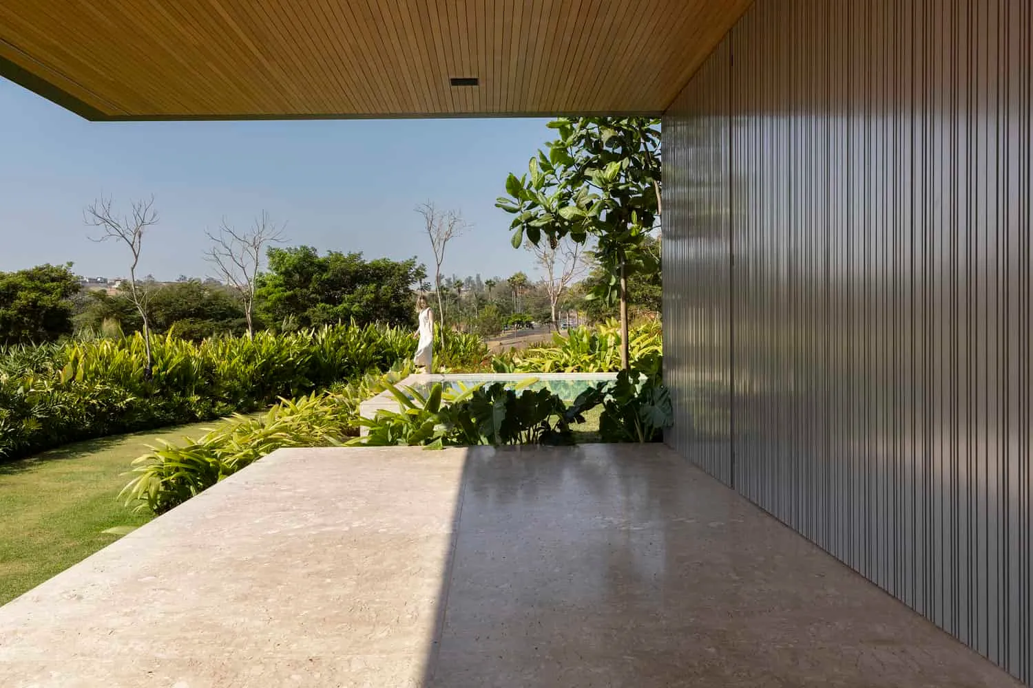 FE House – Überdachte Terrasse und Gartenblick von N2B Arquitetura FE House von N2B Arquitetura mit überdeter Terrasse mit Blick auf den Garten in Ribeirão Preto, Brasilien