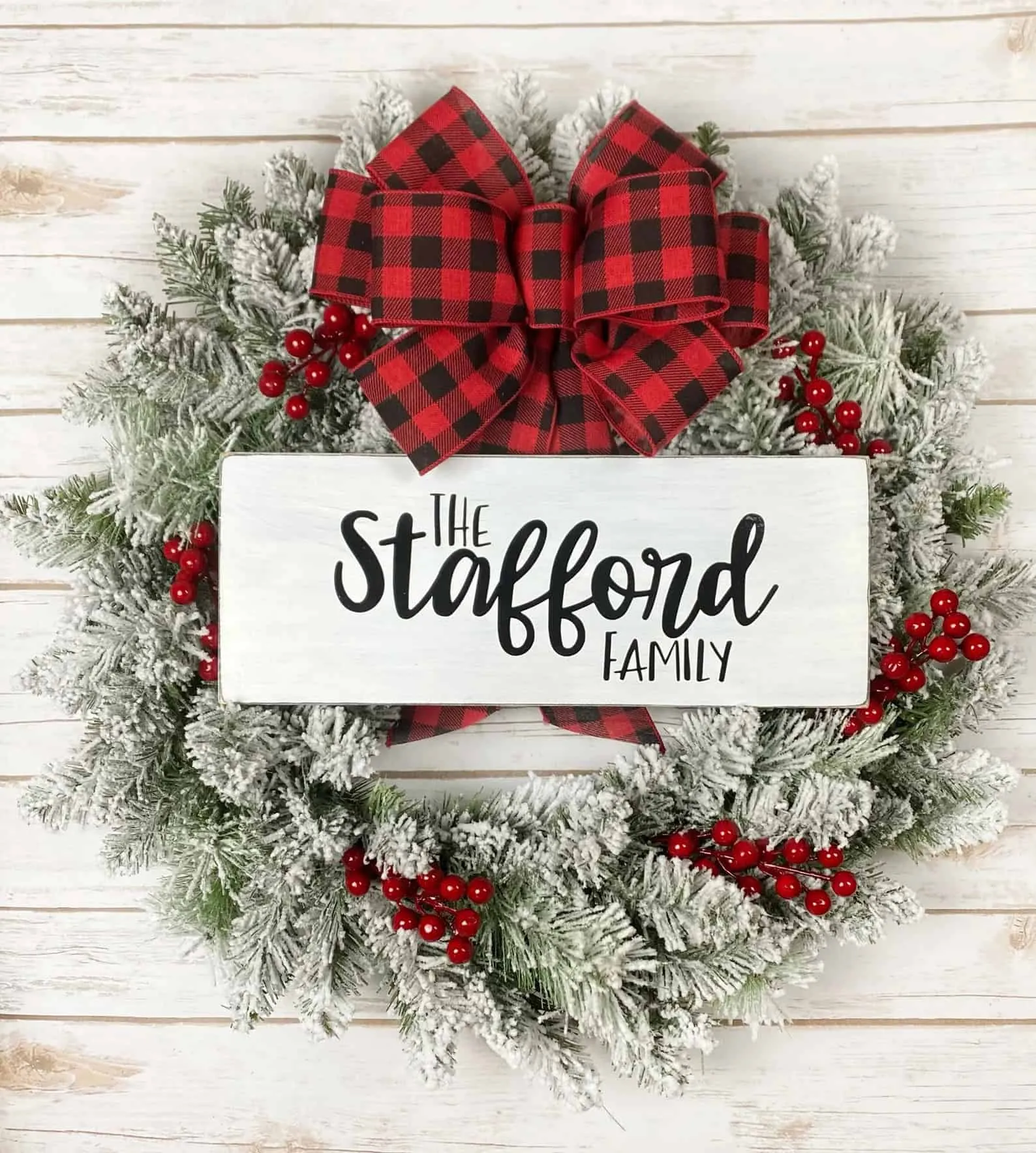 Personalisierter Familien-Schild mit Flauschbeerenkranz Flauschbeerenkranz mit roten Beeren, kariertem Band und individuellem Familien-Schild