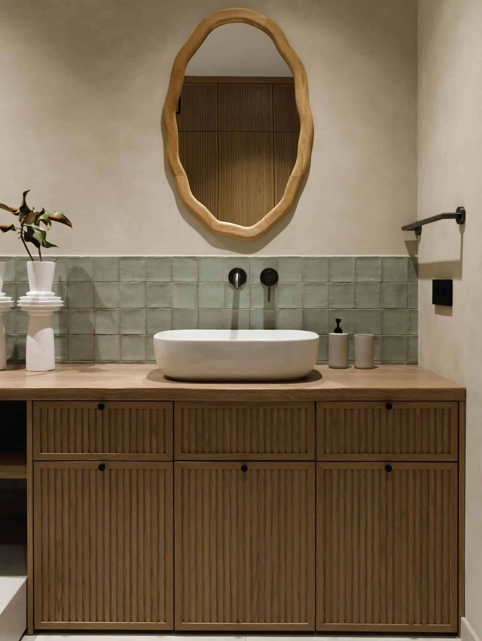 Holzwaschbecken mit Schüsselwaschbecken und organischem Holzspiegel im Badezimmer der Lesoparkovy-Wohnung von STARIKOVA.ARCHITECTS Holzwaschbecken mit Schüsselwaschbecken und organischem Holzspiegel im Badezimmer der Lesoparkovy-Wohnung von STARIKOVA.ARCHITECTS