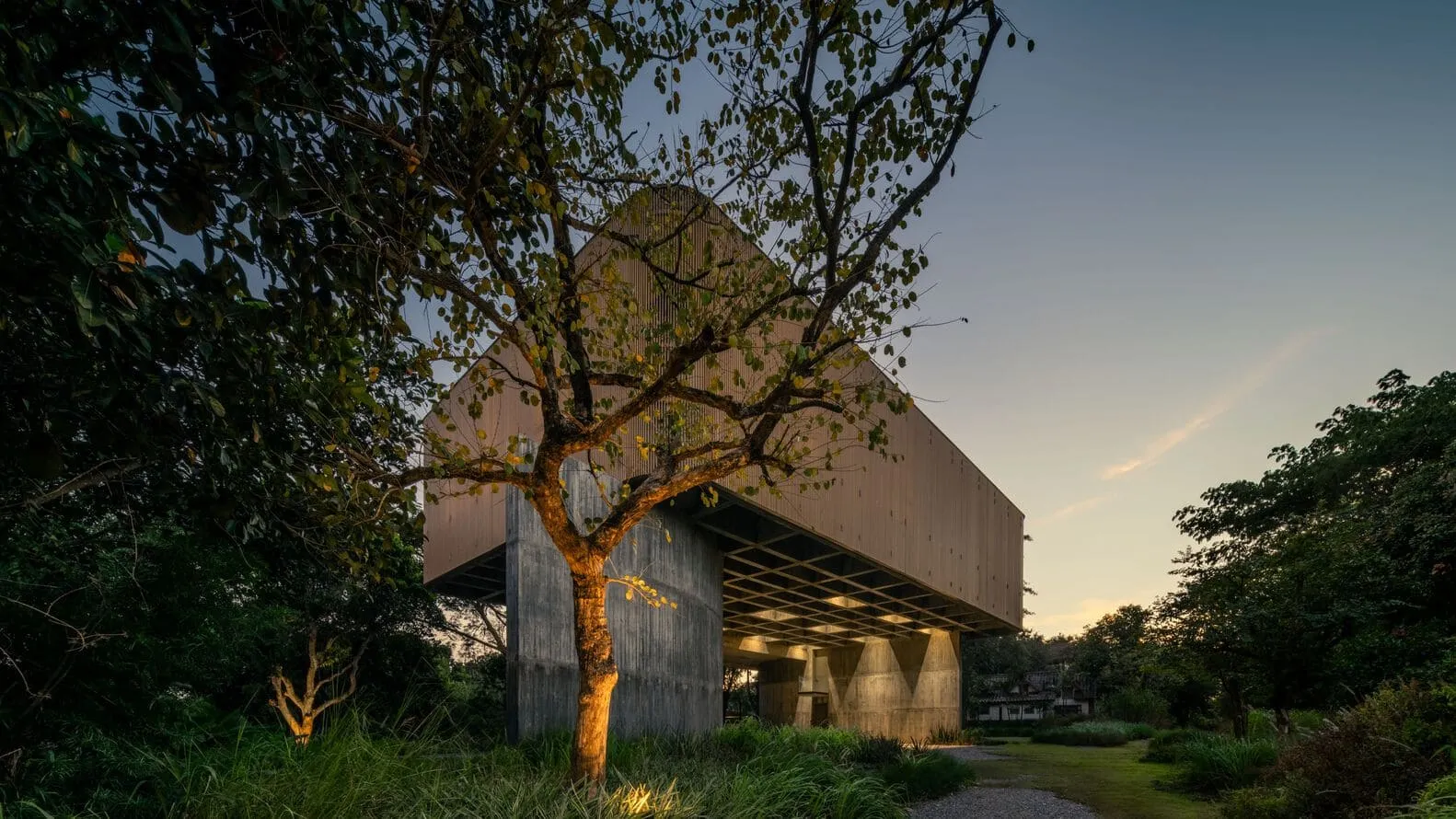 W House II – Außenansicht bei Dämmerung von IDIN Architects W House II von IDIN Architects, Außenansicht bei Dämmerung in Thailand
