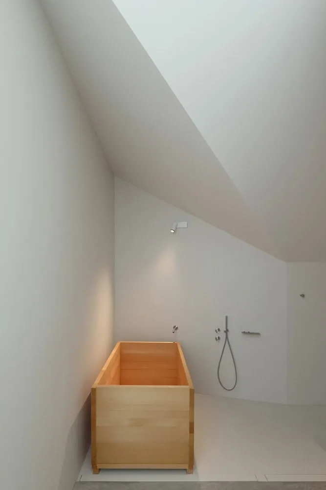 Re-folded House Japanese Soaking Tub by McLeod Bovell Modern Houses Re-folded House by McLeod Bovell Modern Houses, Japanese soaking tub, Vancouver