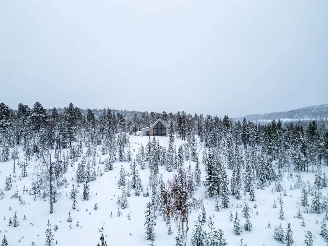 Pirinen Salo Oy设计的芬兰伊纳里地区山丘上的住宅山坡航拍图 芬兰伊纳里地区积雪覆盖时Pirinen Salo Oy设计的山丘上住宅的山坡航拍图