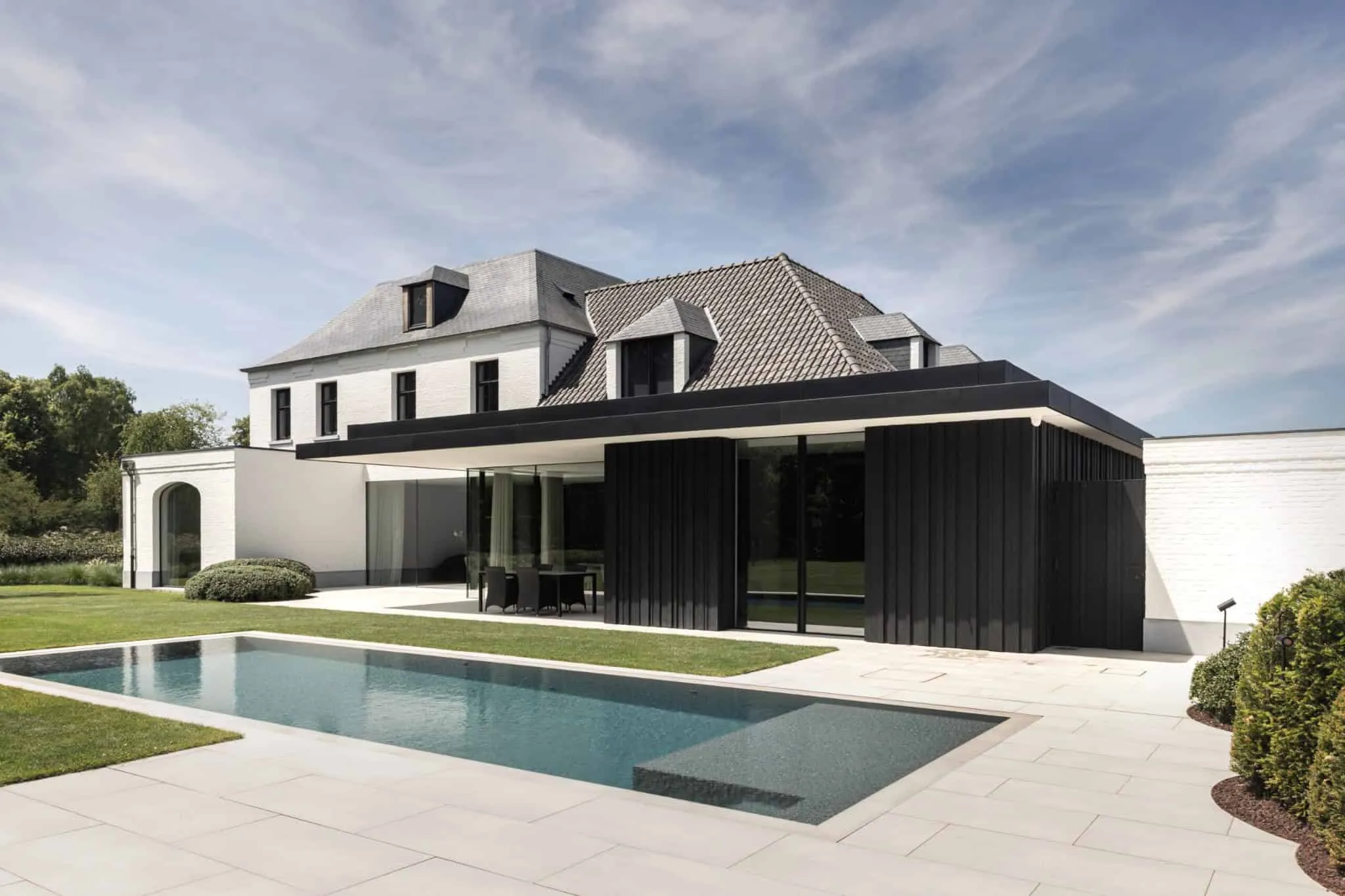 Mieke Van Herck Architects द्वारा Residence KB – बेल्जियम के डीपेनबीक में स्विमिंग पूल वाला बाहरी टेरेस
