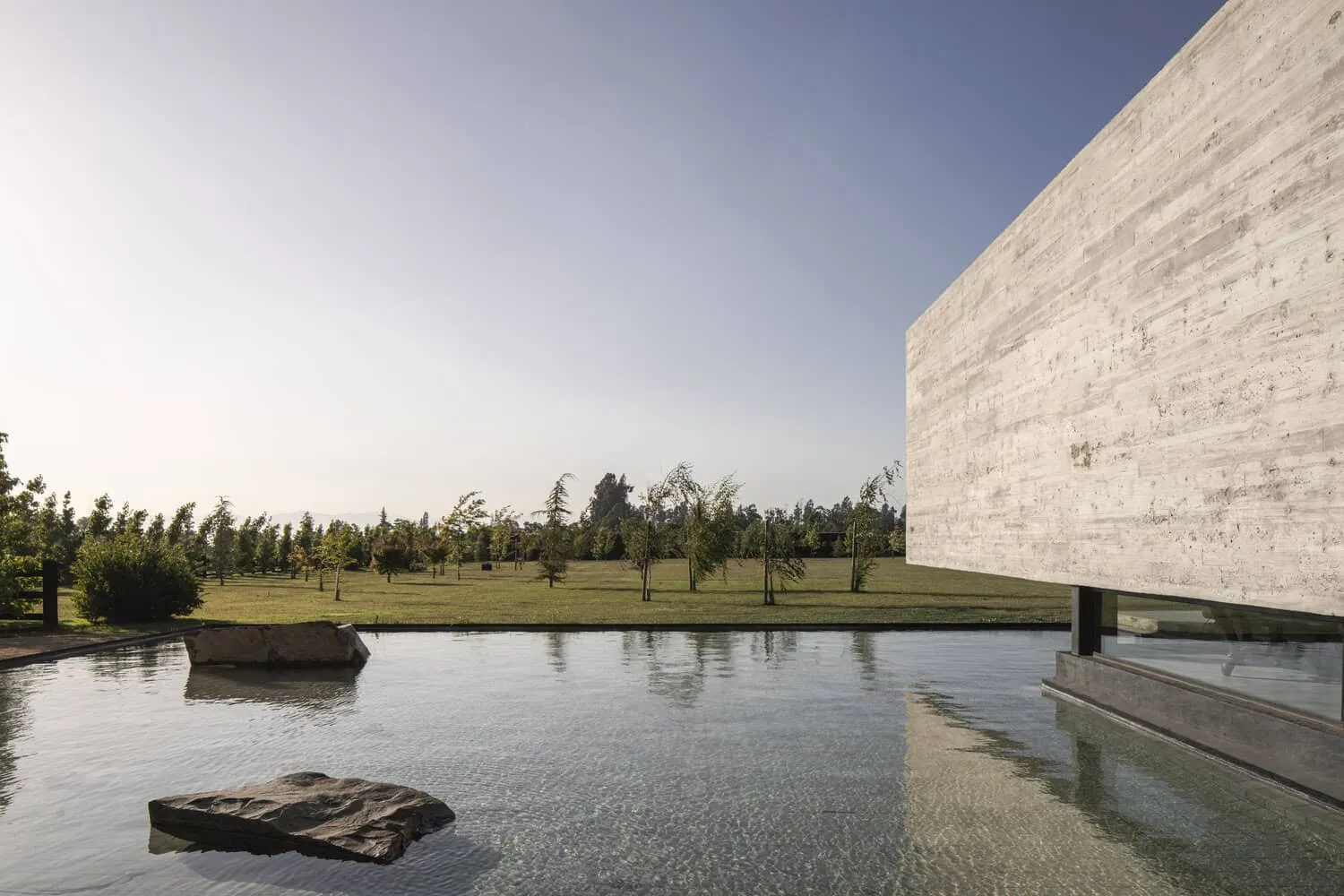 House La Primavera Pond Landscape View by Nicolas Vicente House La Primavera von Nicolas Vicente – Teich und Landschaftsbild, Chile