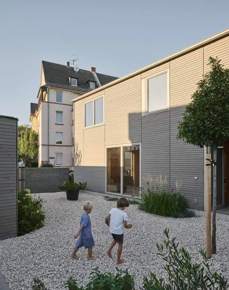 Innenhof des Dunes House mit Kindern von HGA Henning Grahn Architektur Dunes House von HGA Henning Grahn Architektur – Innenhof mit Kindern in Mainz, Deutschland