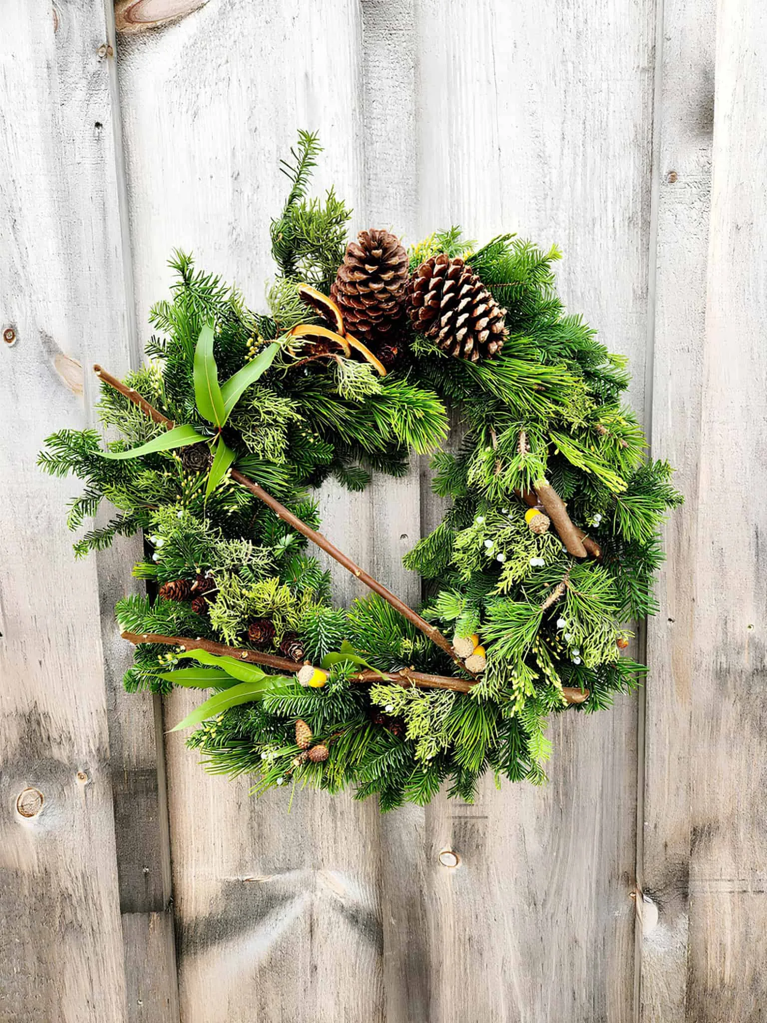 Natürlicher Tannenzapfen- und Zweigkranz Ländlicher Weihnachtskranz aus Tannenzweigen, Zapfen und kleinen Ästen