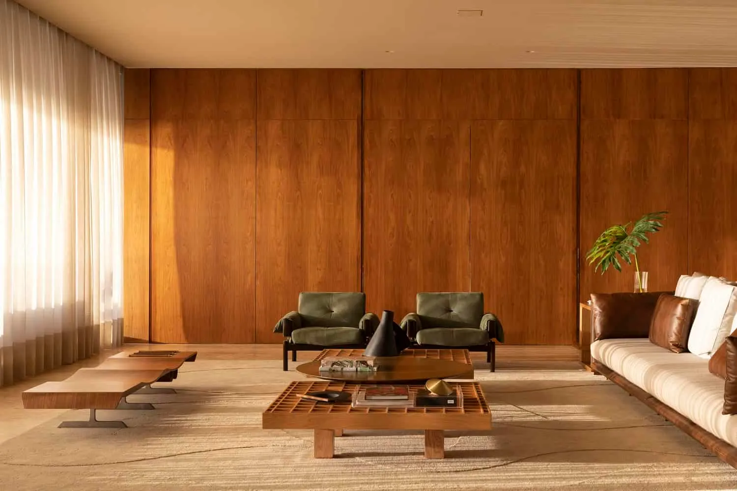 Sitzmöbel für das Wohnzimmer im FE House von N2B Arquitetura Sitzmöbel im Wohnzimmer mit Wand aus Holzpaneelen im FE House von N2B Arquitetura