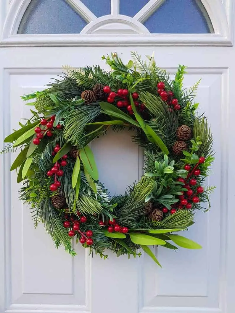 Mistletoe and Pinecone Berry Wreath Feiertagskranz mit Mistelblättern, Kiefernzapfen und roten Beeren