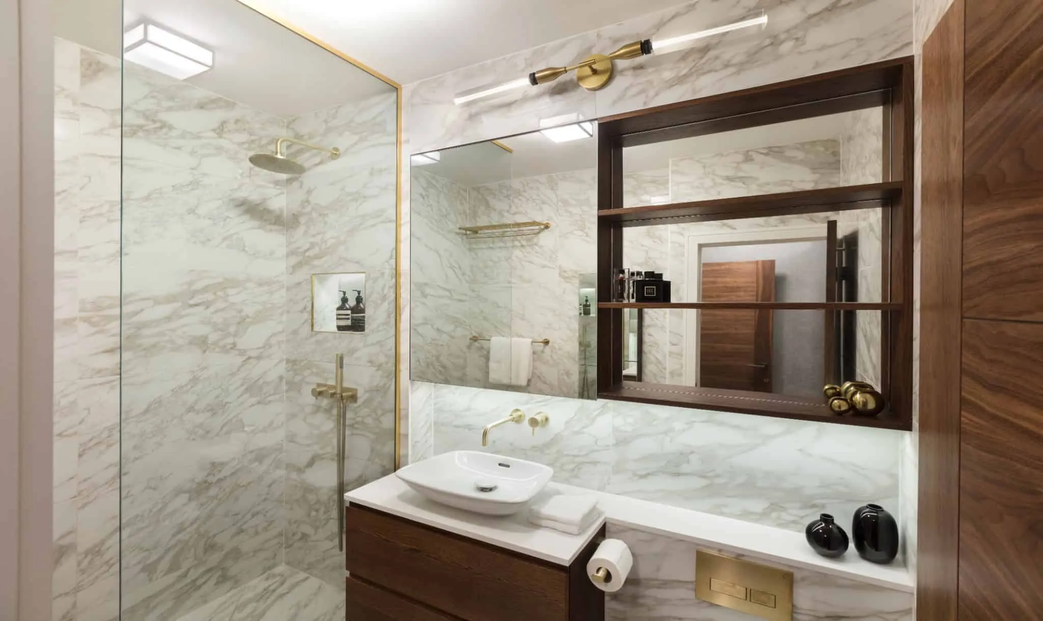 Pied-à-Terre in Regents Park – Waschtisch und Spiegel von Shanade McAllister-Fisher Design Waschtisch und Spiegel im Pied-à-Terre in Regents Park von Shanade McAllister-Fisher Design, London
