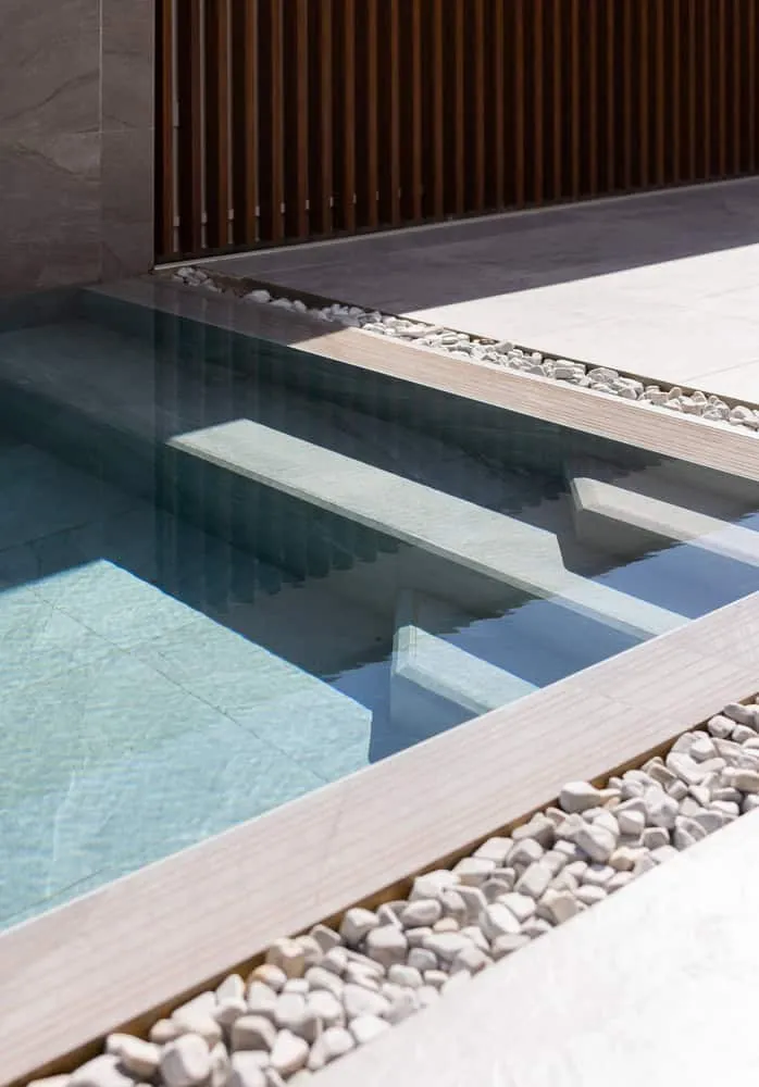 Detailansicht der Stufen am Schwimmbecken von Villa H von ARK-architecture Detailansicht der Stufen am Schwimmbecken von Villa H von ARK-architecture in Tunis, Tunesien
