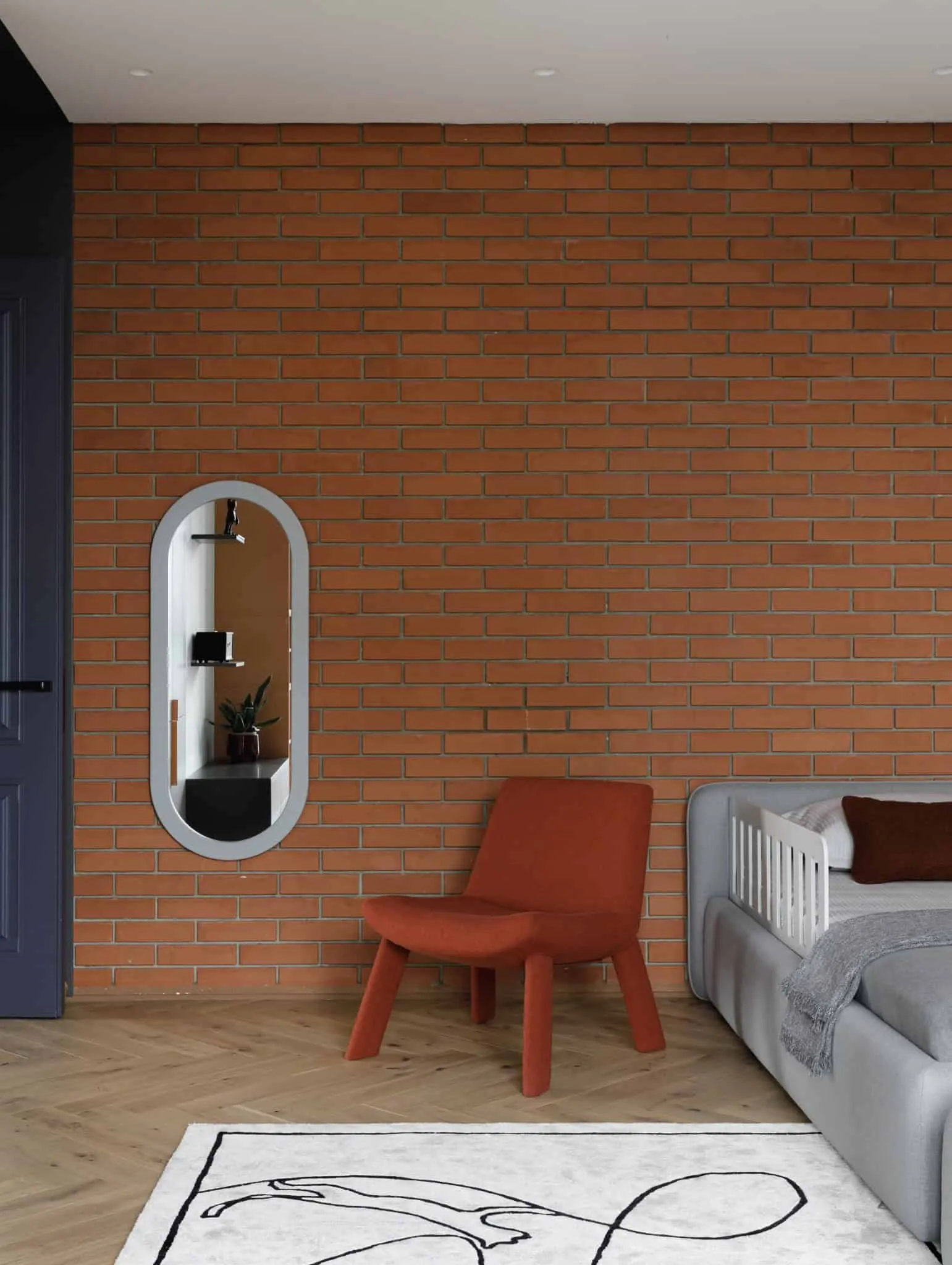 Ziegelstuhl im Kinderzimmer der Lesoparkovy-Wohnung von STARIKOVA.ARCHITECTS Oranger Stuhl und Ziegelwand im Kinderzimmer der Lesoparkovy-Wohnung von STARIKOVA.ARCHITECTS